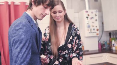 Sexo apasionado en la cocina con Stella Cardo