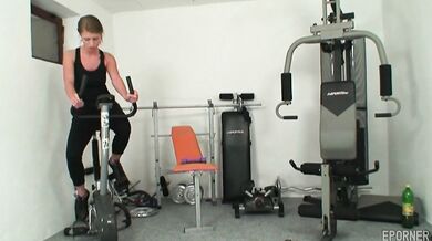 Nadržená fitness trenérérka šuká klienty v posilovně