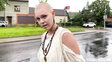 Holohlavá holka Enigma Silky ošukaná venku v přírodě