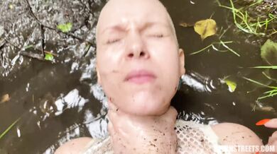 Holohlavá holka Enigma Silky ošukaná vonku v prírode