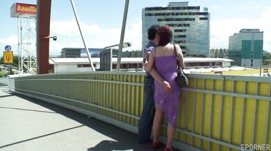 Pelirroja tetona follada en el campo