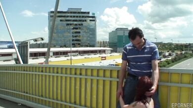 Pelirroja tetona follada en el campo