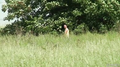 Pelirroja tetona follada en el campo