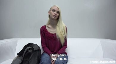 Mladá chudá blondínka sa hrá s vibrátorom na kastingu