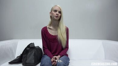 Mladá chudá blondínka sa hrá s vibrátorom na kastingu