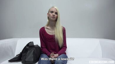 Mladá chudá blondínka sa hrá s vibrátorom na kastingu