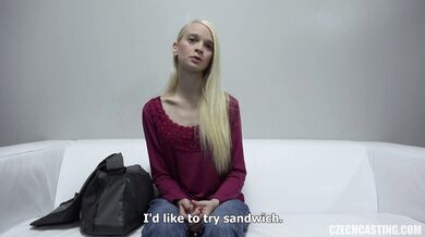 Mladá chudá blondínka sa hrá s vibrátorom na kastingu