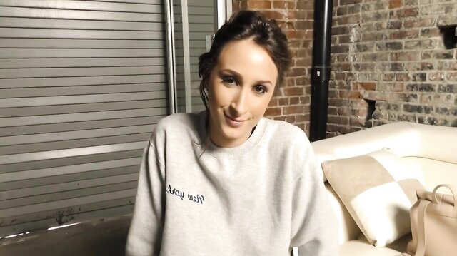 Ashley Adams fumando en una orgía interracial