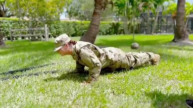 La guarrilla militar Kelsi Monroe