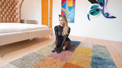 La rubia Emma Hix folla anal con un traje sexy transparente