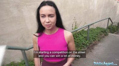 Public Agent - Ohne se pro tlustého ptáka venku v zahradní kůlně