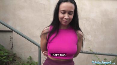 Public Agent - Ohne se pro tlustého ptáka venku v zahradní kůlně