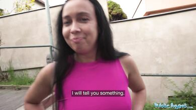 Public Agent - Ohne se pro tlustého ptáka venku v zahradní kůlně