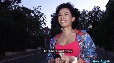 Public Agent - Ruska s chlpatou kundičkou jebaná v noci za stanicou