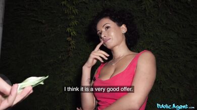 Public Agent - Ruska s chlpatou kundičkou jebaná v noci za stanicou