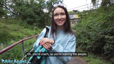 Public Agent - Fitness MILF Kristina Grace chupa la polla en público seguido de un polvo rápido POV