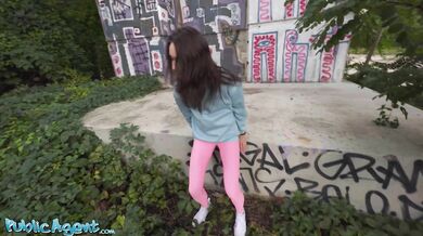 Public Agent - Fitness MILF Kristina Grace chupa la polla en público seguido de un polvo rápido POV