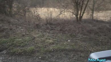 Public Agent - MILF haciendo autostop con grandes tetas recibe una gran sorpresa