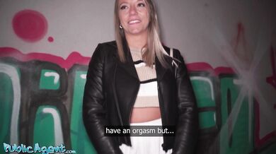 Public Agent - Blond francouzská dívka přistižena při masturbaci na ulici následované rychlým tvrdým šukáním s POV kouřením