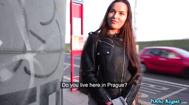 Public Agent - Roztomilá ruská vysokoškolačka se nechá venku přemluvit k šukačce