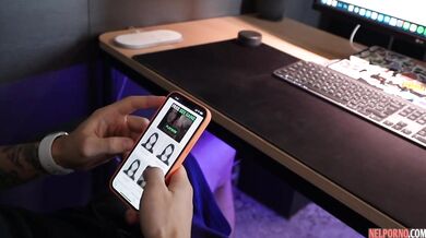 Ruská kráska v pančuchách Julie Jess v kompletnej domácej scéne