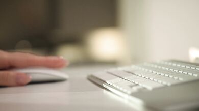 Šéf kancelárie v sexy pančuchách a sex so spolupracovníkom