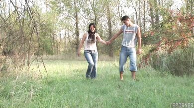 Follando al aire libre entre un jovencito y una abuela cachonda