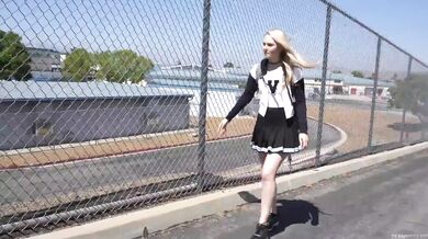 Lily Rader sa vezie na obrovskom vtákovi