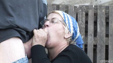 Babička šukala vo vlastnej záhrade