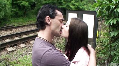 La morena checa tetona Kattie Gold folla en público con dos chicos