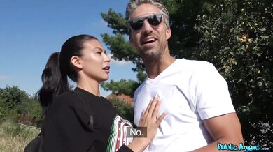 Public Agent - Ázijská americká študentka šuká, zatiaľ čo jej priateľ čaká