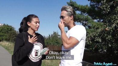 Public Agent - Estudiante asiático-americana folla mientras su novio espera