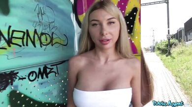 Public Agent - Divoká vysokoškoláčka má sex na vlakovej stanici