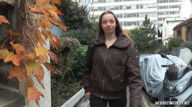 Una linda adolescente francesa se folla a dos hombres