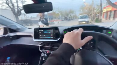 Dziewczyna nimfa chce mnie wszędzie w miejscach publicznych