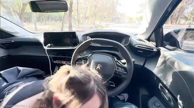 Dziewczyna nimfa chce mnie wszędzie w miejscach publicznych