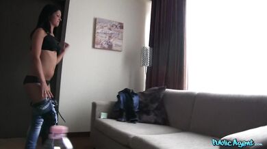 Public Agent - 18-letnia studentka bierze moją spermę, podczas gdy jej chłopak czeka na zewnątrz