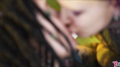 Diversión femenina: Anuskatzz y sus amigas exploran sus agujeros.