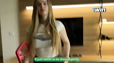 Táto služobná urobí čokoľvek, aby si udržala prácu!