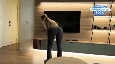 Táto služobná urobí čokoľvek, aby si udržala prácu!