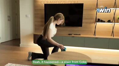 Táto služobná urobí čokoľvek, aby si udržala prácu!