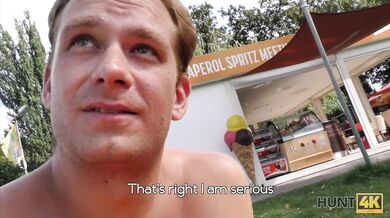 Una teen delgada engaña analmente a su novio