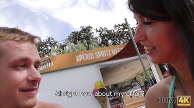 Una teen delgada engaña analmente a su novio