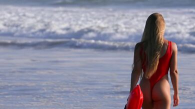 La socorrista rubia Nicole Aniston quiere que la rescaten por detrás