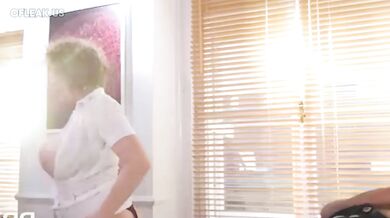 Prsatá MILF doktorka šuká s pacientem