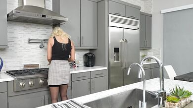 Prsatá blondýnka MILF Sadie Rose se svlékne a ošuká synova kamaráda z vysoké školy