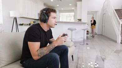 Dee Williams prinútila kamaráta svojho syna odložiť ovládač, aby sa s ňou mohol radšej hrať