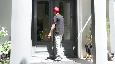 La MILF tetona Syren De Mer recibe una gran polla negra profunda y dura, tal como a ella le gusta.