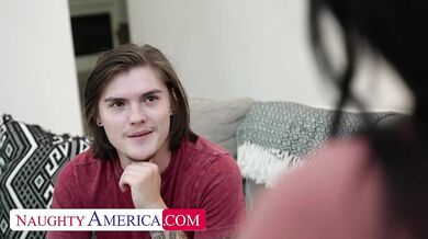 Sexy MILF Reagan Foxx je ve skvělé formě a tentokrát je nadržená pro tvrdého ptáka