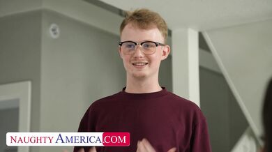 Łacińska MILF Kiki Klout pokazuje koledze swojego syna, jak szalona potrafi być